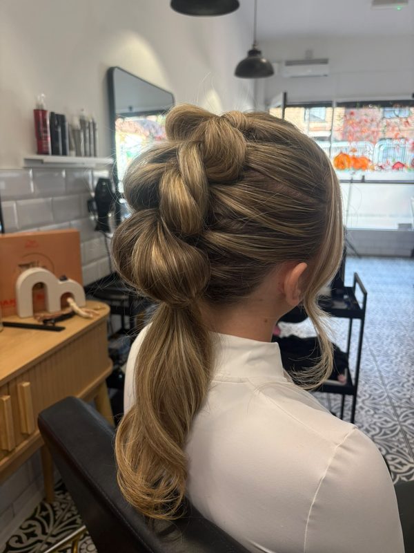 Bubble ponytail, by Flo
